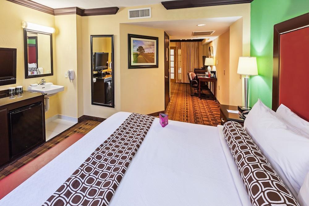 Crowne Plaza Suites Houston - Near Sugar Land Экстерьер фото