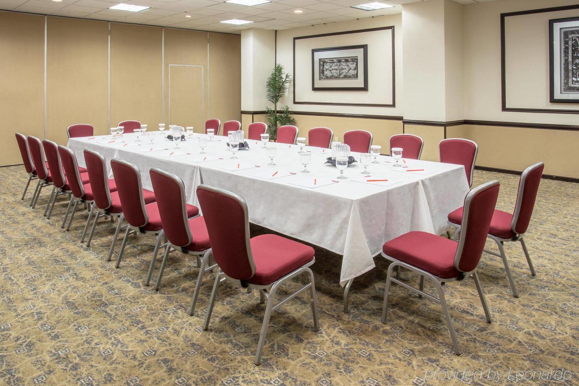 Crowne Plaza Suites Houston - Near Sugar Land Экстерьер фото